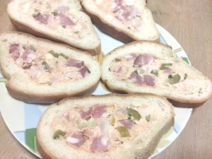 Фаршированный хлеб: как сделать необычные бутерброды и всех удивить