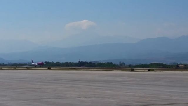 WizzAir Landing in Skopje Airport смотреть онлайн