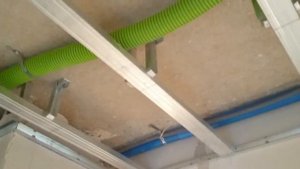 монтаж гипсокартона, ровный потолок с гипсовым карнизом. Plasterboard Ceiling.
