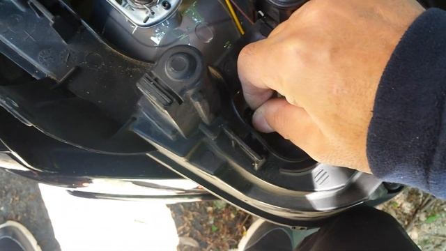 Cum schimbam un bec de far la ford focus 2007 TDCI How to change bulb at ford focus 2007 tdci смотреть онлайн