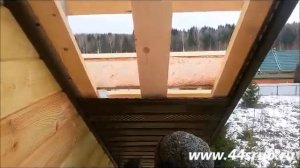 Монтаж софитов на подлеты крыши при строительстве дома из бруса.