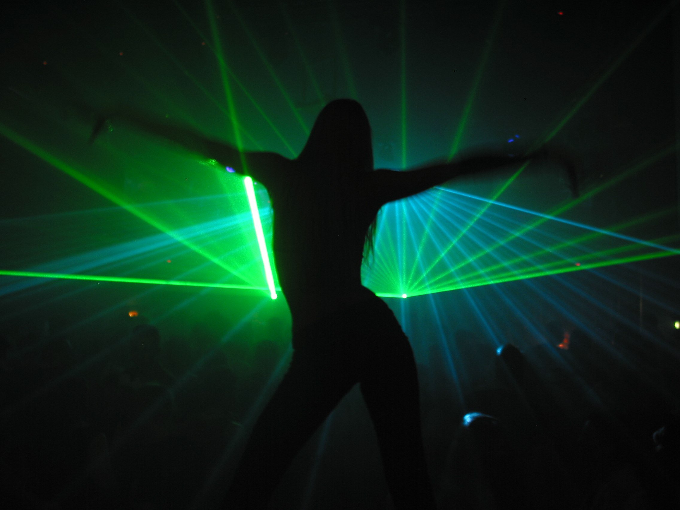 Клубная музыка техно хаус. Девушка танцует в клубе. Девушка танцует в темноте. Девушка на танцполе. Клубные картинки.