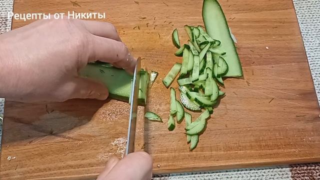 Салат с пекинской капустой и горошком.