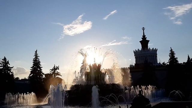 ВДНХ. Фонтан Каменный цветок с облачком-котиком в небе