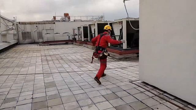 Заказчик в стрессе. Мойка фасада альпинистами смотреть онлайн