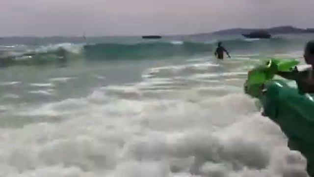 Девушка с крокодилом и еще одна девушка с верху. смотреть онлайн