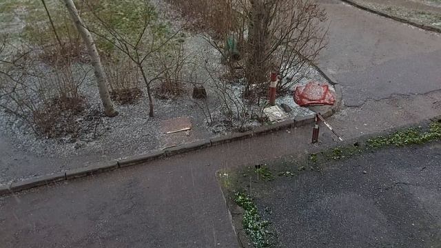 Под Николаевом стреляют грады, а в Николаеве идёт град, чудо))4.03.22