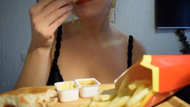 JUNK FOOD🍔🌭🍟: Russian ASMR | Eating sounds | #russiangirlseat#russianasmr
