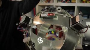 Робот установил очередной рекорд на сборке кубика Рубика