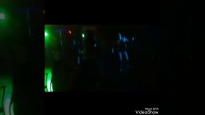 Парни классно танцуют в клубе, клубные танцы