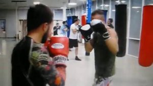 боксерские тренировки,  " удар в разрез с приходом "