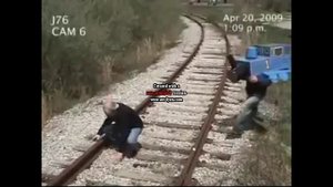 лег под поезд