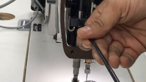 Как ровно выставить лапку на промышленной прямострочной машине.