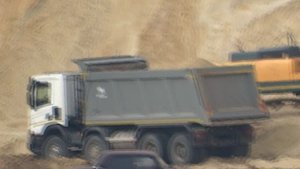 Идёт добыча песка в карьере