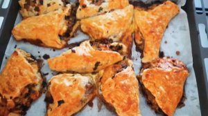 Puff pastries with mushrooms, onions and cheese. ??| Слоеные пирожки с грибами, луком и сыром. ??