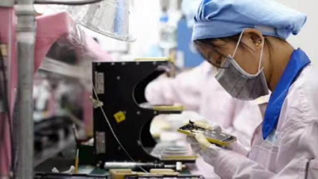 Foxconn готовится к выводу производства iPhone из Китая. смотреть онлайн