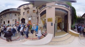 Verona Juliette courtyard, Italy VR 360  travel video. Верона, дом с балконом Джульетты, Италия.