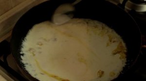 Пицца с грибами, колбасой и сливочным соусом