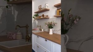 Кухня без верхних шкафов в стиле Pinterest для прекрасной хозяйки Эльмиры.