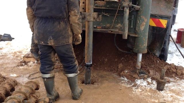 Шнековое бурение, обсадка, и прокачка скважины на воду смотреть онлайн