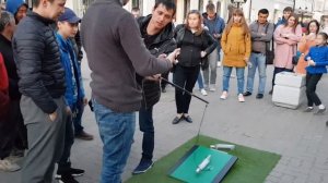 Бутылка и удочка,пьяные пытаются поднять)