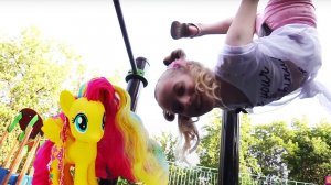 Детская площадка! Игры на улице про кукол ЛОЛ и Пони — Катаемся с горок и делаем упражнения