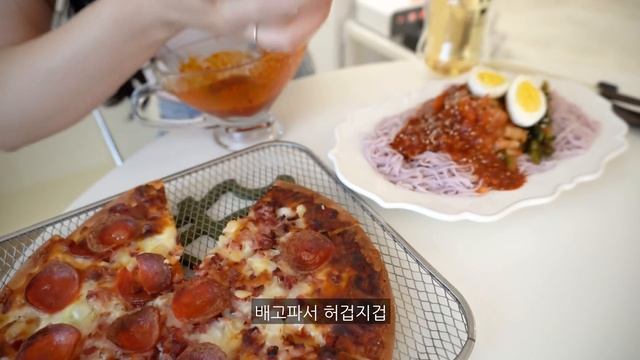 ENG)?페퍼로니 피자, 열무 비빔국수 만들고 비오는날 김치전, 감자전 만들어 먹은 자취 일상 브이로그, 4가지치즈맛 불닭볶음면, 바나나토스트, 주먹밥, 만둣국, 혼자 카페 가기