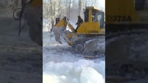 коматцу вытаскивает бульдозер из реки