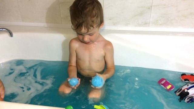 Bad Baby Игры в ванной Бомбочки шипучки для ванны Видео для детей смотреть онлайн