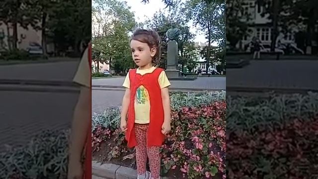 Внучка читает стихотворение О Родине