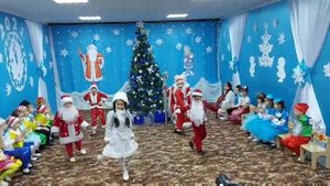 Танец снегурочки и морозиков