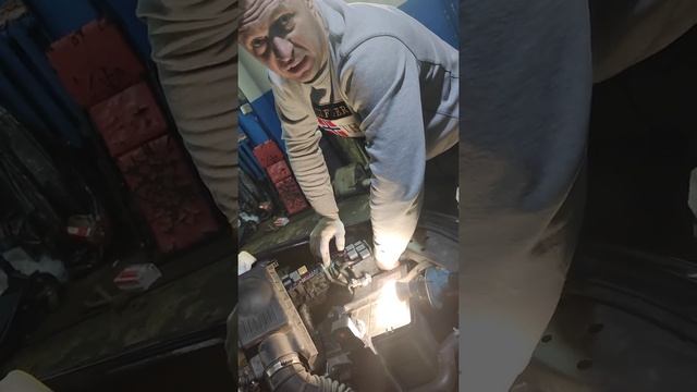 Замена лампы переднего головного света Geely Emgrand7 ...неожиданный сюрприз .. смотреть онлайн