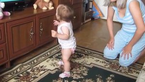 Ребенок учится ходить