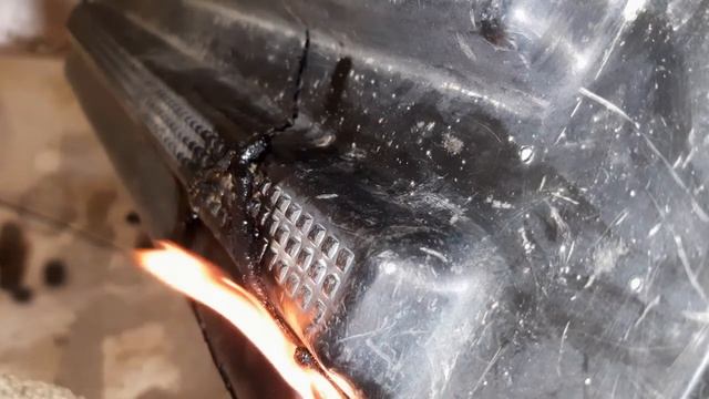 Volvo FH12 - Сварка Пластика (Ремонт Крышки Аккумуляторов) смотреть онлайн