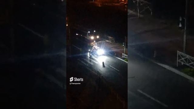 Ночью наносят полосы пешеходного перехода #Shorts