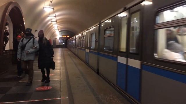 Moscow metro/ Метропоезд «Русич» на станции Площадь революции смотреть онлайн