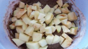 Шоколадный пирог с яблоками