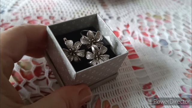 Как это назвать? Фарфор, серебро, игрушки. Прелесть. Показываю.