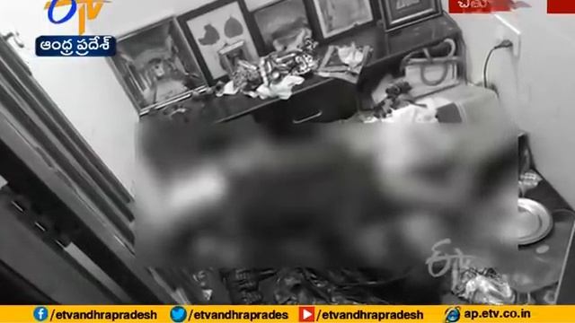 Mentally disturbed mother kills her two daughters with dumbbell at Madanapalli смотреть онлайн