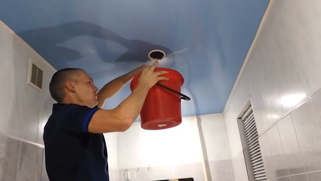 как слить воду с натяжного потолка самому смотреть онлайн