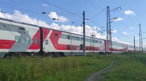 Электровоз ЭП1-192, отправляется со станции Апатиты,со скорым двухэтажным поездом №21!