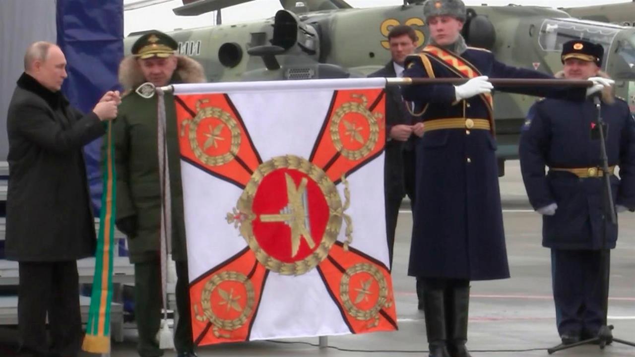 Владимир Путин на аэродроме Чкаловский вручил государственные награды воинским частям ВКС