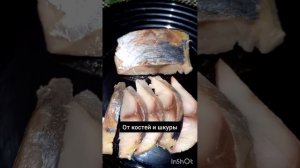 Салат с фетой ?? и малосольная ставрида на оригинальной закуске...Salad with feta and salted fish..