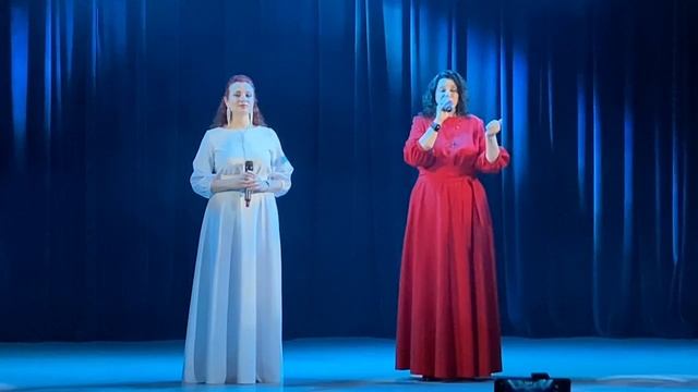 Гляжу в озёра синие