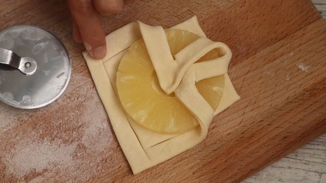 Ананасовые слойки | Пошаговый видео-рецепт слоек с ананасом из готового теста