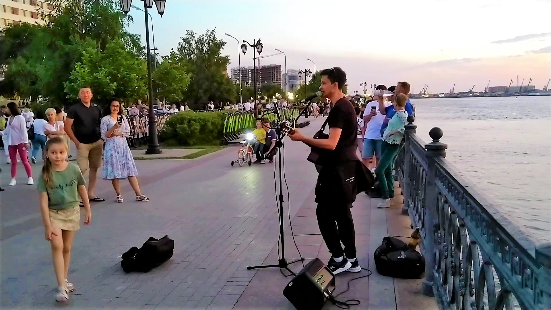 1 Уличные музыканты Астрахани на набережной Волги