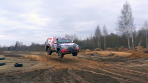 Раллийный Land Cruiser 200 соревнуется с обычными кроссоверами на полигоне. Уаз Patriot объехал его.