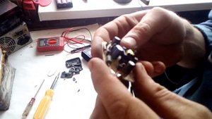 Как сделать Усилитель звука из ЗАРЯДКИ. Самое полезное видео!