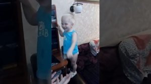 Малыш пьёт воду.