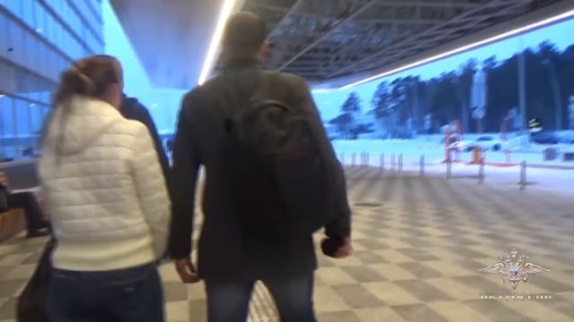 Из Индонезии в Красноярск доставили подозреваемую в мошенничестве смотреть онлайн